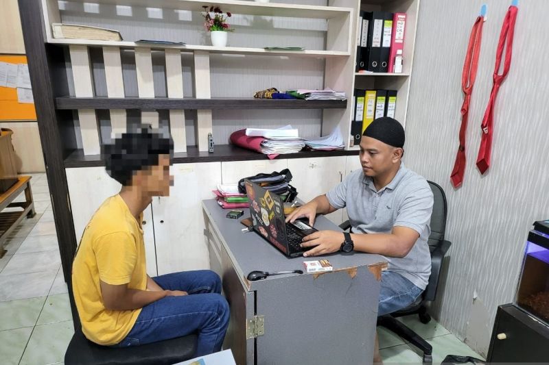 Seorang pemuda ditangkap atas dugaan penganiayaan perempuan di bawah umur Seorang pemuda ditangkap atas dugaan penganiayaan perempuan di bawah umur