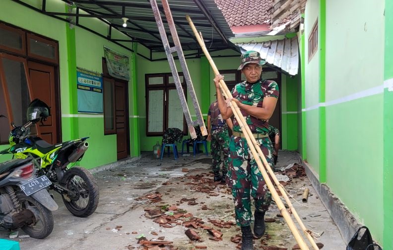 190 rumah warga terdampak angin puting beliung di Bondowoso 190 rumah warga terdampak angin puting beliung di Bondowoso