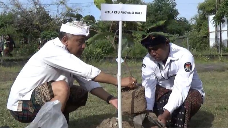 Bali inisiasi penanaman pohon diikuti seluruh Indonesia Bali inisiasi penanaman pohon diikuti seluruh Indonesia