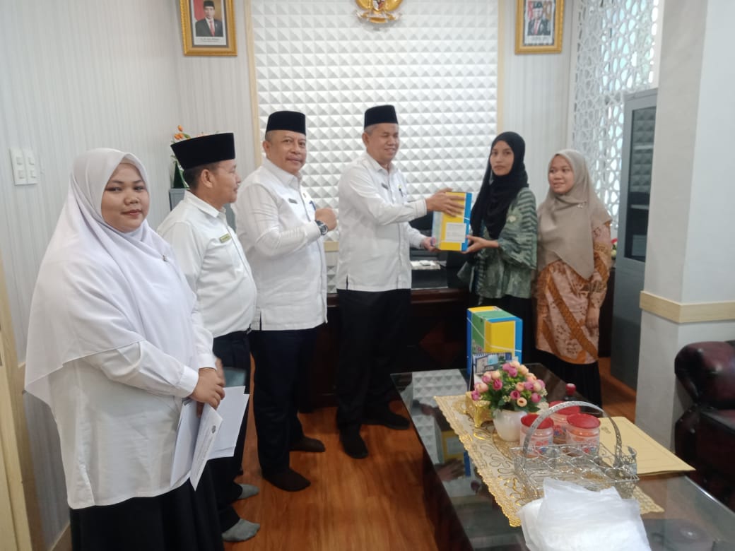 Kepala Kanwil Kemenag Sumut serahkan bantuan media pembelajaran Kepala Kanwil Kemenag Sumut serahkan bantuan media pembelajaran
