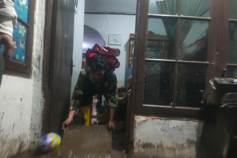 150 jiwa mengungsi akibat banjir Bandung 150 jiwa mengungsi akibat banjir Bandung