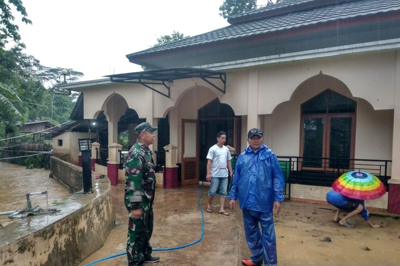 Sebuah masjid di Sukabumi terendam air luapan Sungai Cibojong