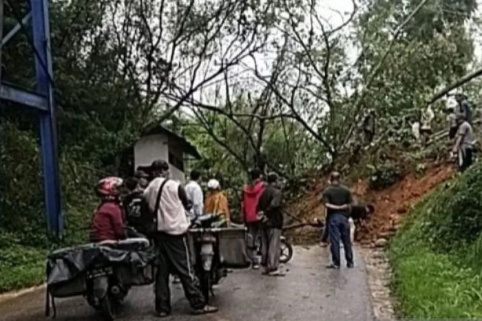 Timbunan longsor tutupi Jalan Nasional Padang-Kerinci
