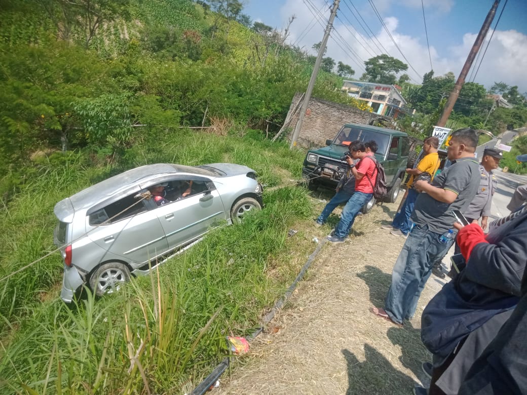 Minibus terjun ke ladang warga di lereng Merapi, tidak ada korban jiwa Minibus terjun ke ladang warga di lereng Merapi, tidak ada korban jiwa