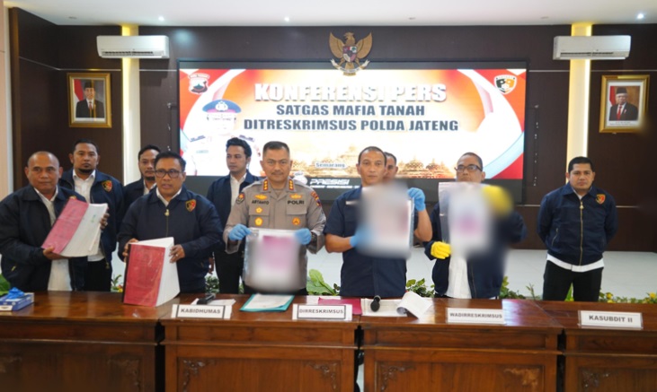 Polda Jateng tangkap komplotan mafia tanah yang rebut 27.000 M2 lahan petani di Salatiga Polda Jateng tangkap komplotan mafia tanah yang rebut 27.000 M2 lahan petani di Salatiga