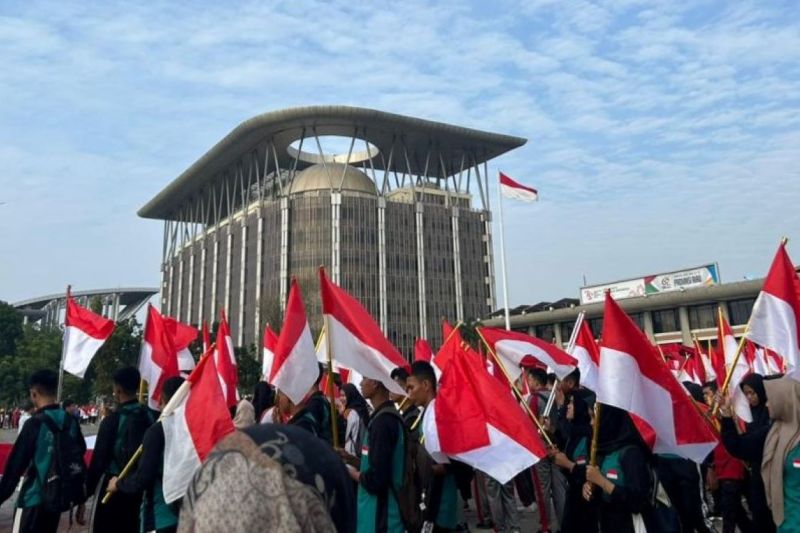 Pemprov Riau gencarkan gerakan pengibaran bendera merah putih Pemprov Riau gencarkan gerakan pengibaran bendera merah putih