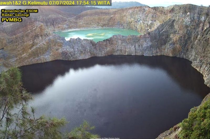 Aktivitas vulkanik pengaruhi warna Danau Kelimutu Aktivitas vulkanik pengaruhi warna Danau Kelimutu
