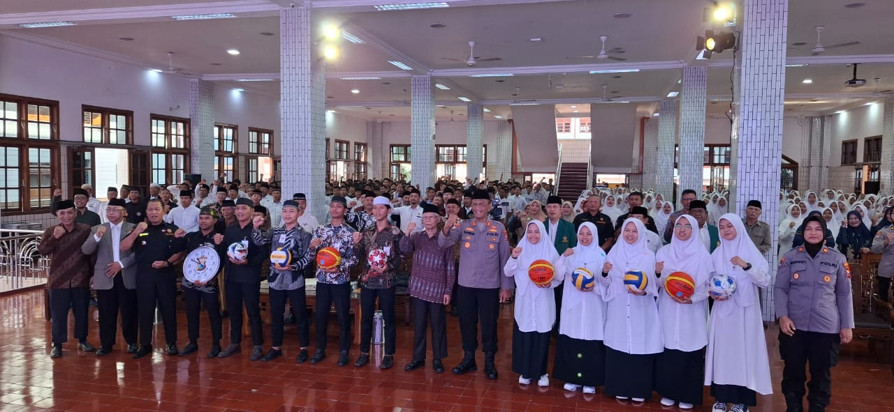 Cegah radikalisme, Polda Jatim edukasi wawasan kebangsaan ratusan santri Cegah radikalisme, Polda Jatim edukasi wawasan kebangsaan ratusan santri