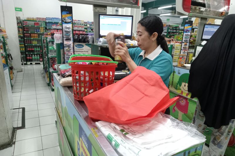 DLH Mataram evaluasi larangan penggunaan tas plastik sekali pakai DLH Mataram evaluasi larangan penggunaan tas plastik sekali pakai