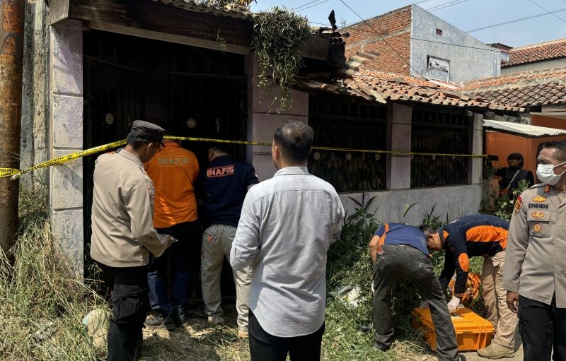 Polisi selidiki penemuan kerangka ibu dan anak di Bandung Barat Polisi selidiki penemuan kerangka ibu dan anak di Bandung Barat