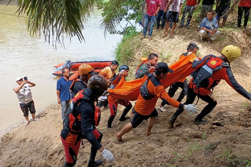 Tim SAR evakuasi tujuh pekerja migran terdampar di Selat Malaka Tim SAR evakuasi tujuh pekerja migran terdampar di Selat Malaka