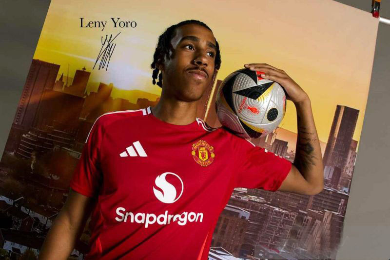 Leny Yoro sangat gembira dengan debutnya di laga pramusim bersama MU Leny Yoro sangat gembira dengan debutnya di laga pramusim bersama MU