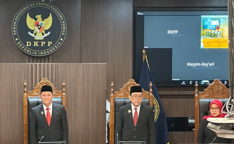 DKPP berhentikan Ketua KPU Hasyim Asyari DKPP berhentikan Ketua KPU Hasyim Asyari