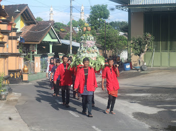 Warga Desa Metuk gelar arak-arakan tumpeng gunungan hasil bumi 
