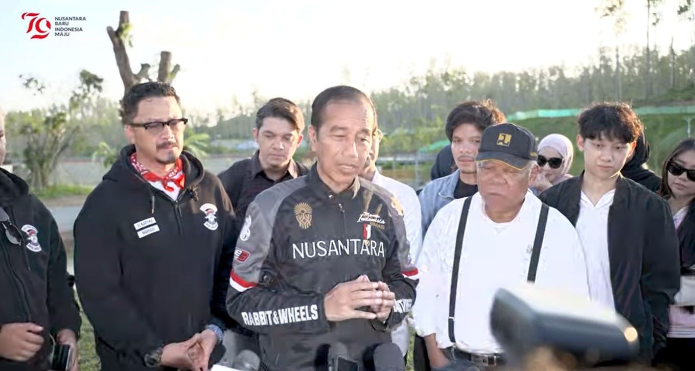 Presiden Jokowi pada kunjungan kerja di Propinsi Kalimantan Timur Presiden Jokowi pada kunjungan kerja di Propinsi Kalimantan Timur
