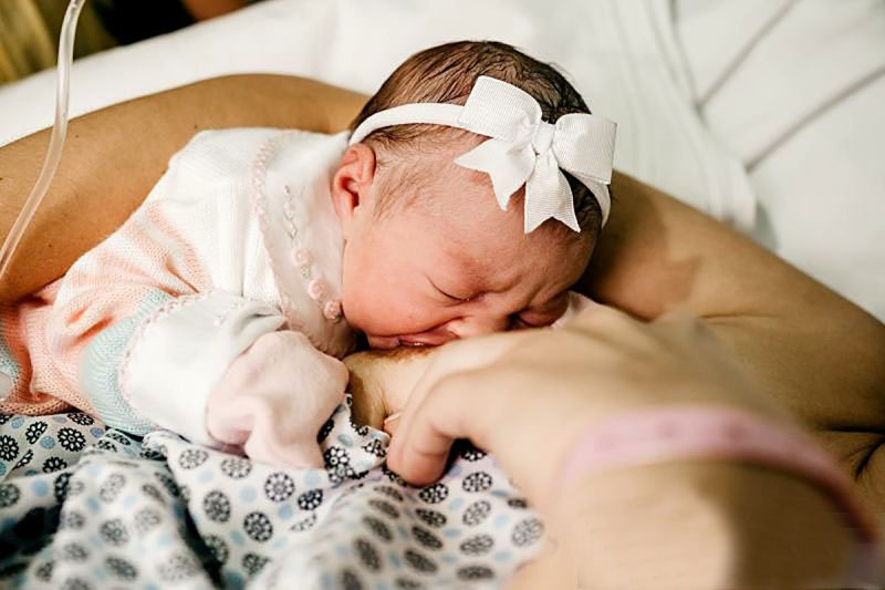 Manfaat ketika bayi peroleh kolostrum