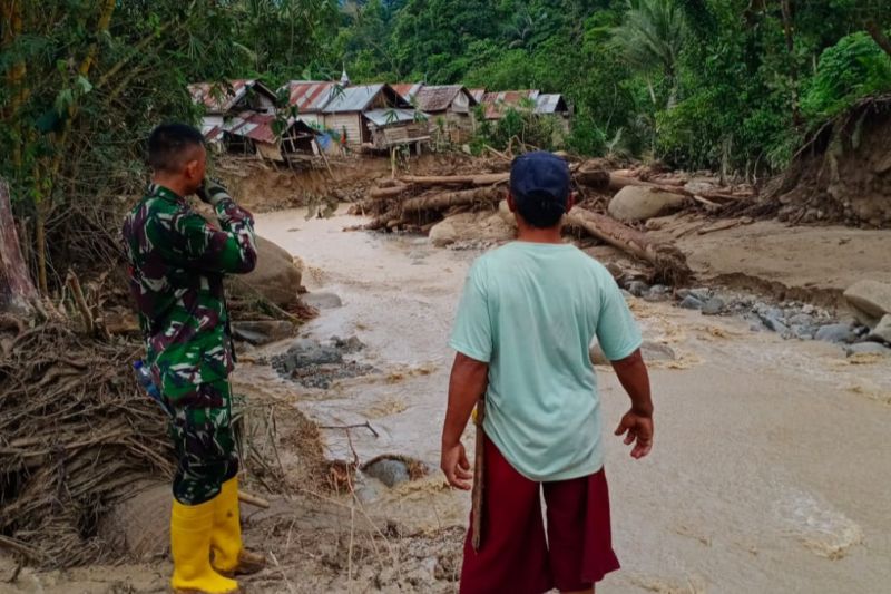 Banjir dan longsor terjang sembilan rumah di Tuva Sigi Banjir dan longsor terjang sembilan rumah di Tuva Sigi