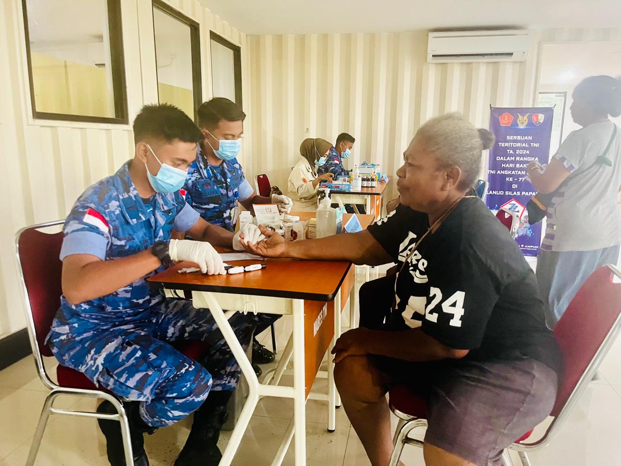 Hari Bakti ke-77 TNI AU, warga Jayapura dapat pengobatan gratis dan bantuan sembako Hari Bakti ke-77 TNI AU, warga Jayapura dapat pengobatan gratis dan bantuan sembako