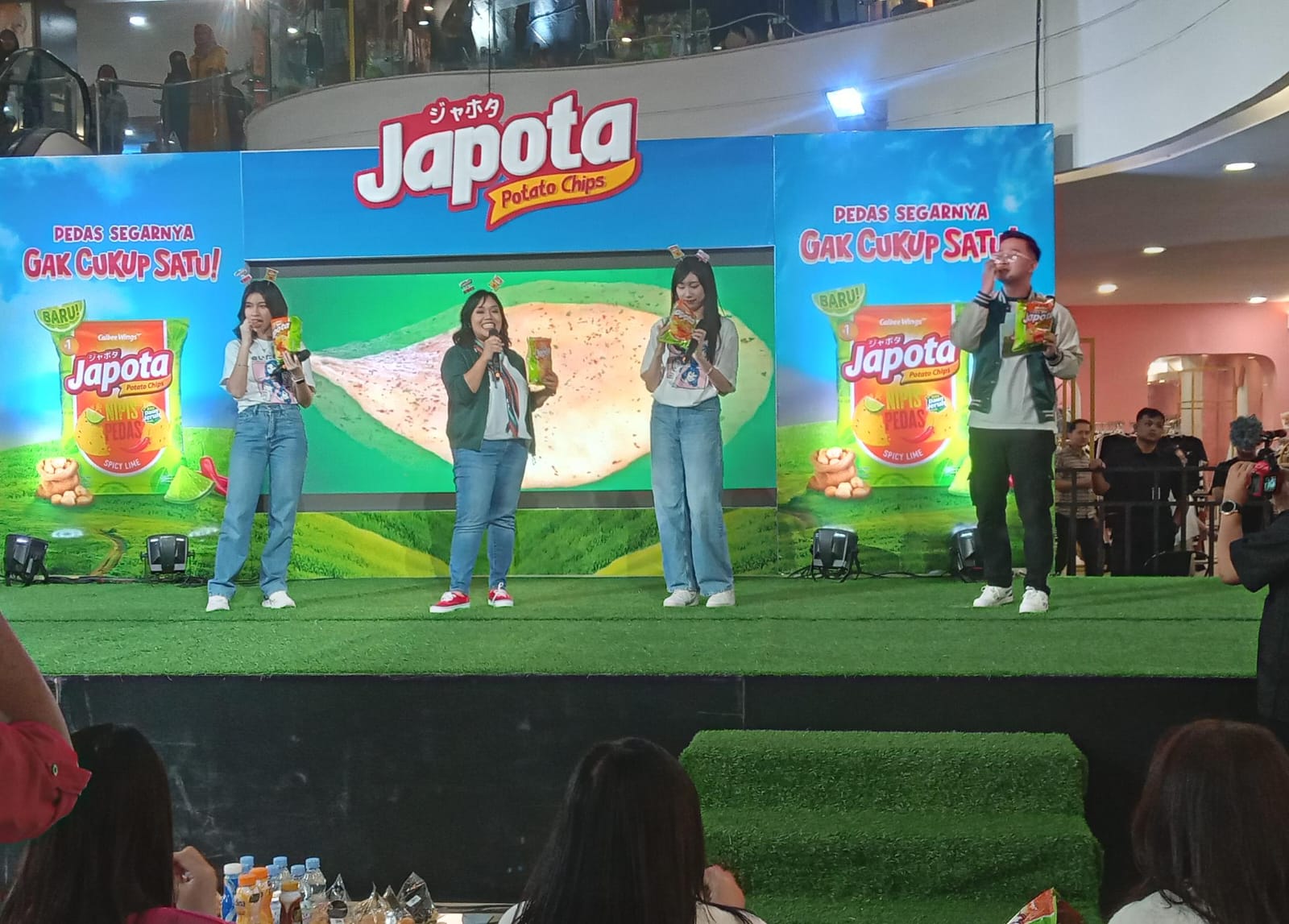 Hadirkan inovasi rasa, produsen makanan ringan gandeng JKT 48 rebut selera konsumen Hadirkan inovasi rasa, produsen makanan ringan gandeng JKT 48 rebut selera konsumen