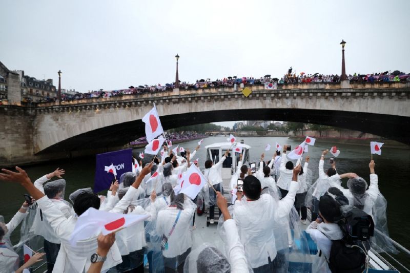 Hujan deras iringi parade atlet Olimpiade Paris Hujan deras iringi parade atlet Olimpiade Paris