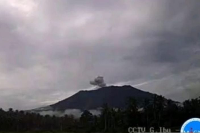 Erupsi Gunung Ibu dua kali hembuskan abu setinggi 500 meter pagi ini Erupsi Gunung Ibu dua kali hembuskan abu setinggi 500 meter pagi ini