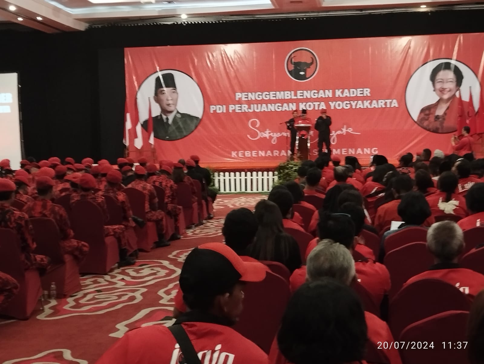 1.500 kader PDIP Kota Yogyakarta ikrar siap menangkan Pilkada 2024 1.500 kader PDIP Kota Yogyakarta ikrar siap menangkan Pilkada 2024