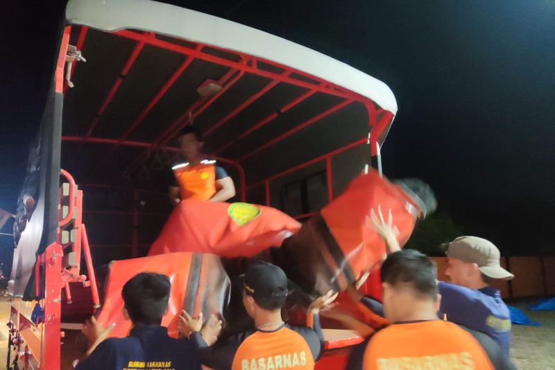 Tim SAR gabungan evakuasi nelayan yang kecelakaan kapal di Kolaka Tim SAR gabungan evakuasi nelayan yang kecelakaan kapal di Kolaka