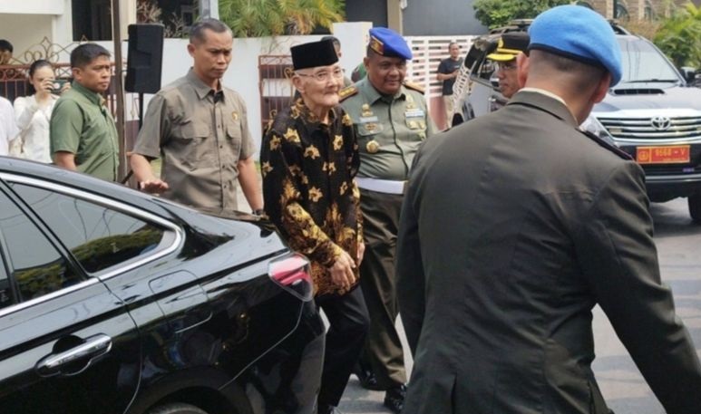 Wapres Ke-6 Try Sutrisno kunjungi rumah duka Hamzah Haz