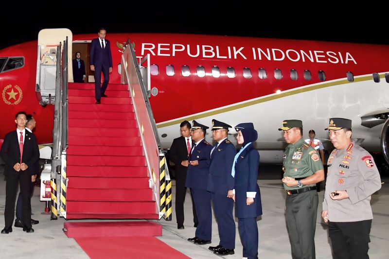 Presiden Jokowi tiba di Jakarta usai kunjungan ke Abu Dhabi Presiden Jokowi tiba di Jakarta usai kunjungan ke Abu Dhabi