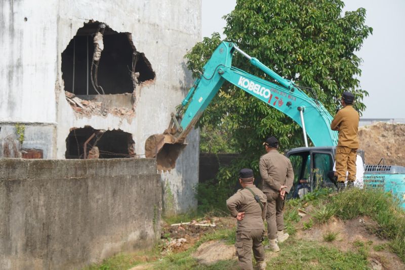 Satpol PP bongkar bangunan sarang walet tak berizin di Tangerang