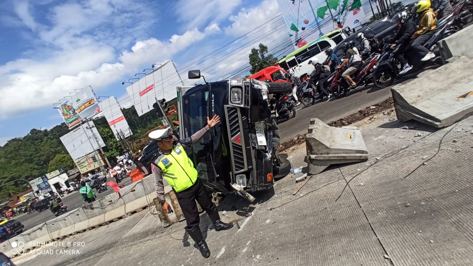 Rem blong, trailer muat pakan ternak kecelakaan di exit tol Bawen Rem blong, trailer muat pakan ternak kecelakaan di exit tol Bawen