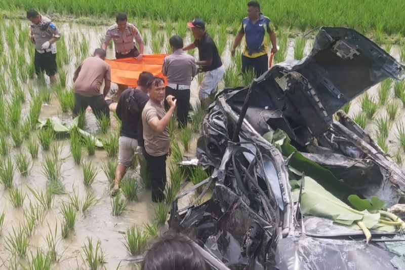 Polisi evakuasi 6 orang meninggal tabrakan kereta api di Deli Serdang Polisi evakuasi 6 orang meninggal tabrakan kereta api di Deli Serdang