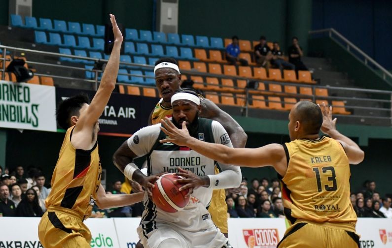 Borneo kejutkan Dewa United dengan menang 90-76 di Game 1 Playoff IBL Borneo kejutkan Dewa United dengan menang 90-76 di Game 1 Playoff IBL