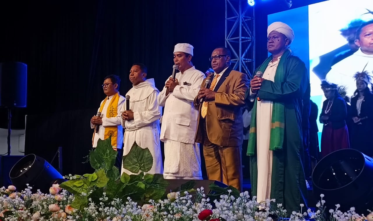 Wujudkan Pilkada Damai, ribuan umat Kristiani hadiri KKR yang digelar Polda Papua Wujudkan Pilkada Damai, ribuan umat Kristiani hadiri KKR yang digelar Polda Papua