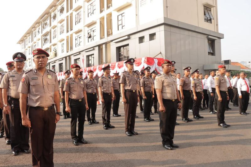 Sebanyak 52 personel Polres Jakbar naik pangkat di Hari Bhayangkara Sebanyak 52 personel Polres Jakbar naik pangkat di Hari Bhayangkara