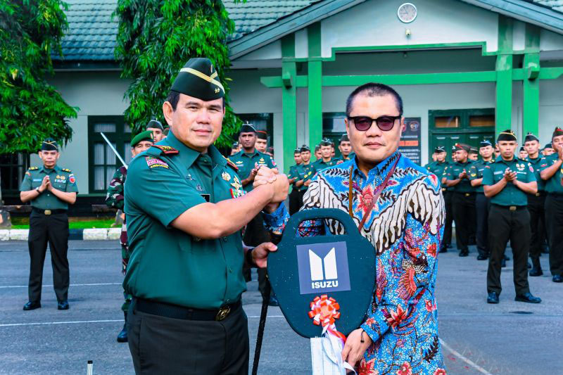 Kodam Pattimura terima bantuan kendaraan operasional dari BRI Kodam Pattimura terima bantuan kendaraan operasional dari BRI