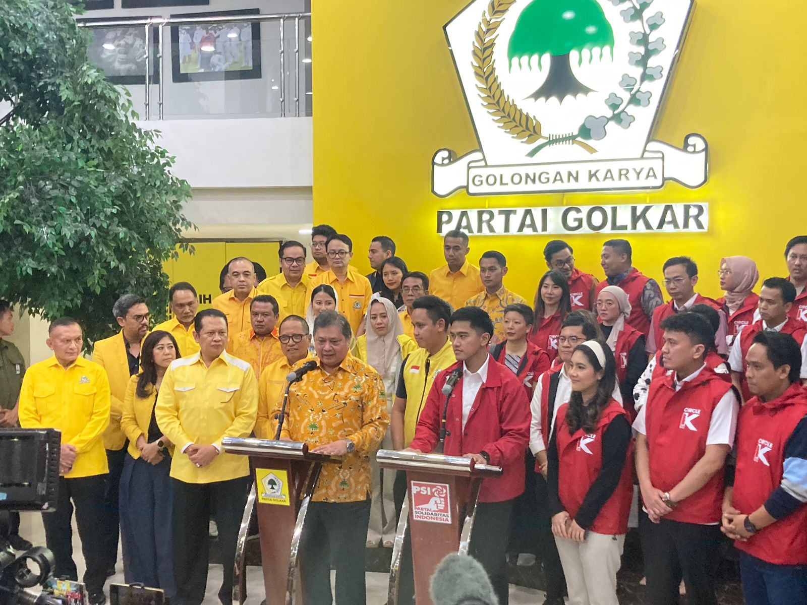 Beda pilihan Pilgub Banten, PSI siap tantang Golkar Beda pilihan Pilgub Banten, PSI siap tantang Golkar