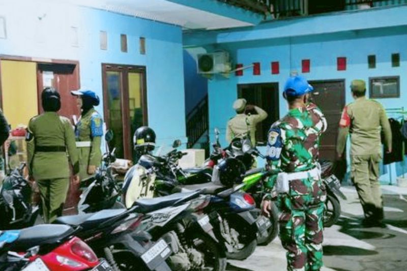 Petugas jaring puluhan pasangan mesum di kosan dan apartemen Karawang Petugas jaring puluhan pasangan mesum di kosan dan apartemen Karawang