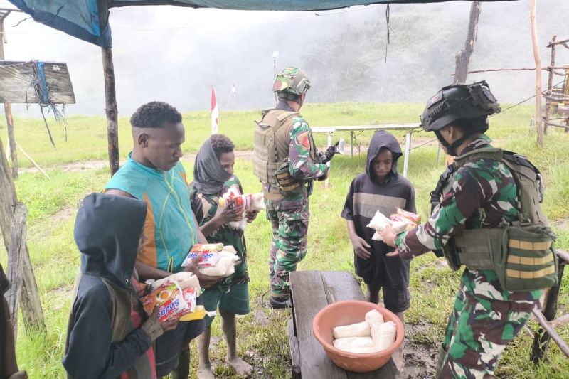Satgas Yonif 432 bagikan bahan makanan pada warga Kabupaten Nduga