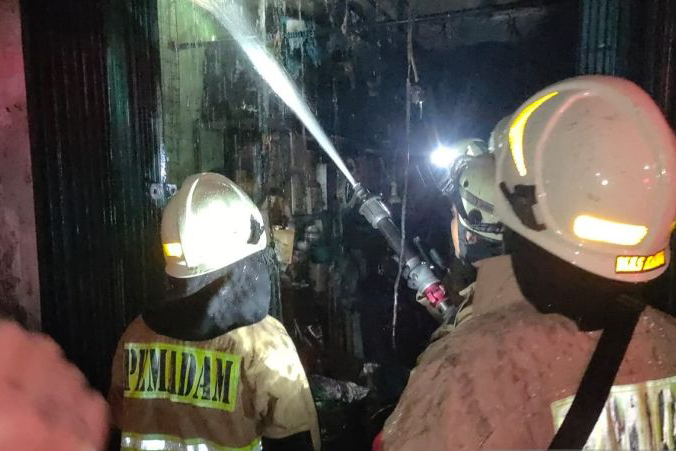 Sebuah toko elektronik di Jaktim ludes terbakar Sebuah toko elektronik di Jaktim ludes terbakar