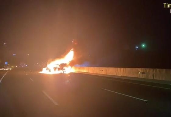 Korsleting listrik, minibus terbakar di Tol Ungaran Korsleting listrik, minibus terbakar di Tol Ungaran