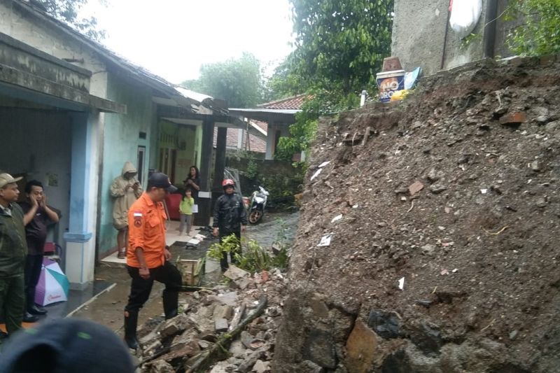 Enam rumah rusak tertimpa atap sekolah di Tangsel