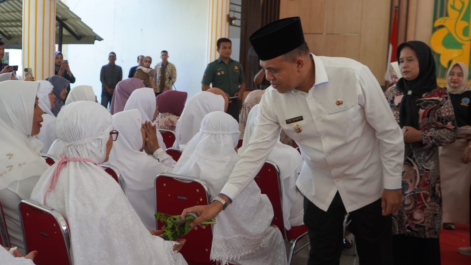 Tradisi tepung tawar warnai penyambutan jemaah haji asal Langkat Tradisi tepung tawar warnai penyambutan jemaah haji asal Langkat