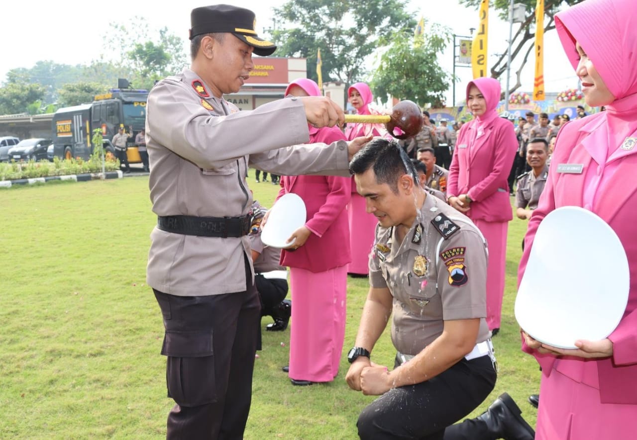 Naik pangkat, 44 personil Polres Kudus disiram air bunga Naik pangkat, 44 personil Polres Kudus disiram air bunga
