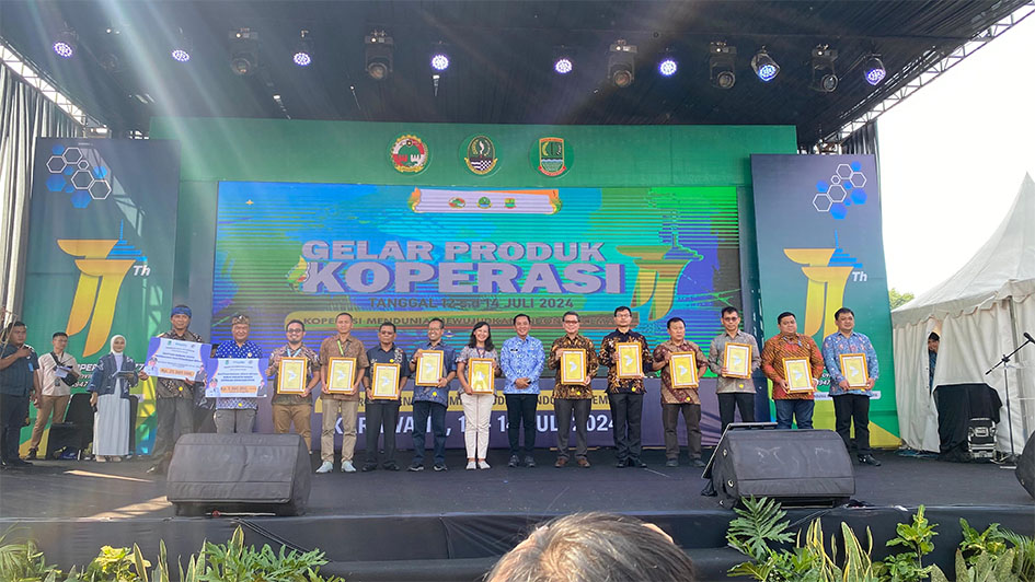 Konsisten dukung UMKM, Sampoerna terima penghargaan dari Pemkab Karawang Konsisten dukung UMKM, Sampoerna terima penghargaan dari Pemkab Karawang