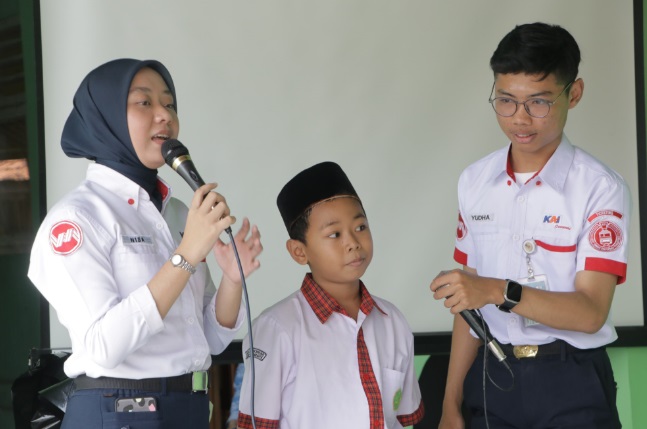 KAI milenials kenalkan profesi bidang kereta kepada anak KAI milenials kenalkan profesi bidang kereta kepada anak