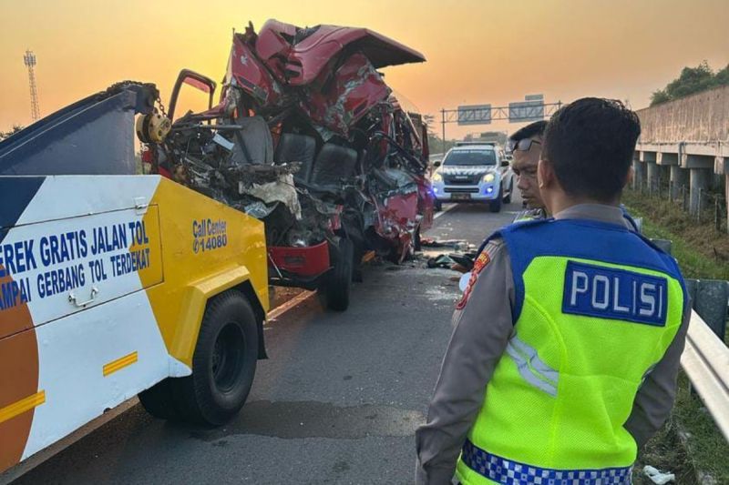 Enam orang meninggal dunia pada kecelakaan di Tol Solo-Ngawi Enam orang meninggal dunia pada kecelakaan di Tol Solo-Ngawi