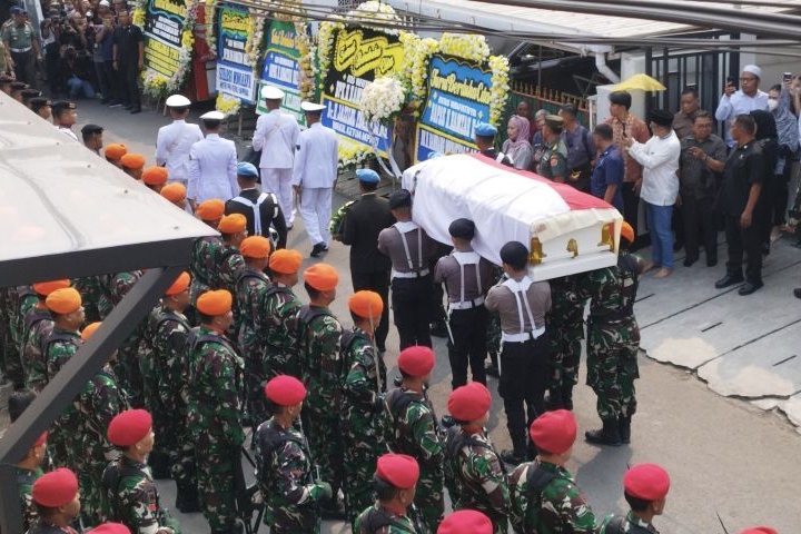 Jenazah Wapres ke-9 Hamzah Haz diberangkatkan ke pemakaman di Bogor