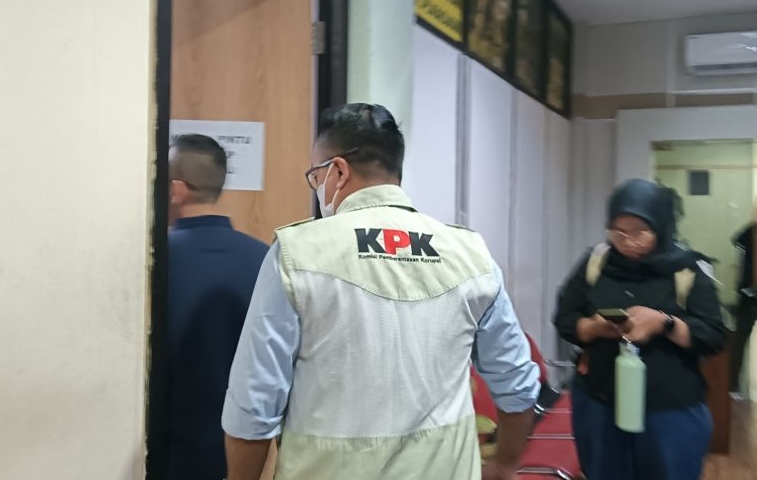 KPK lanjutkan geledah Kantor Disperkim Kota Semarang