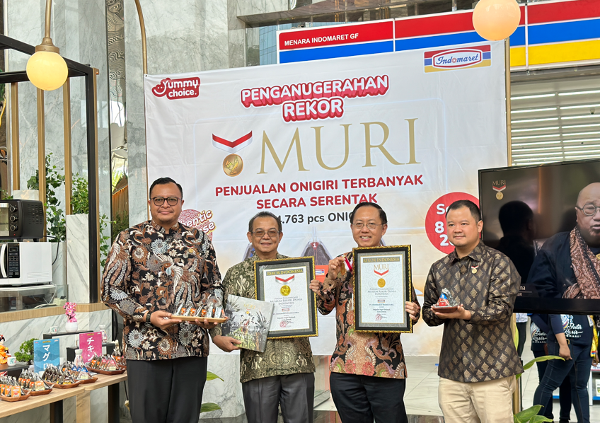 Yummy Choice kembali meraih rekor MURI karena penjualan Onigiri terbanyak serentak di 5.132 toko Indomaret